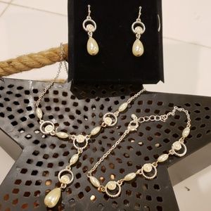 Avon's Merryl 3 piece Gift Set Necklace, Earrings